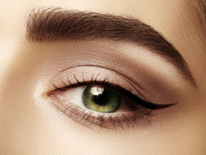 Kulmien ja ripsien väri